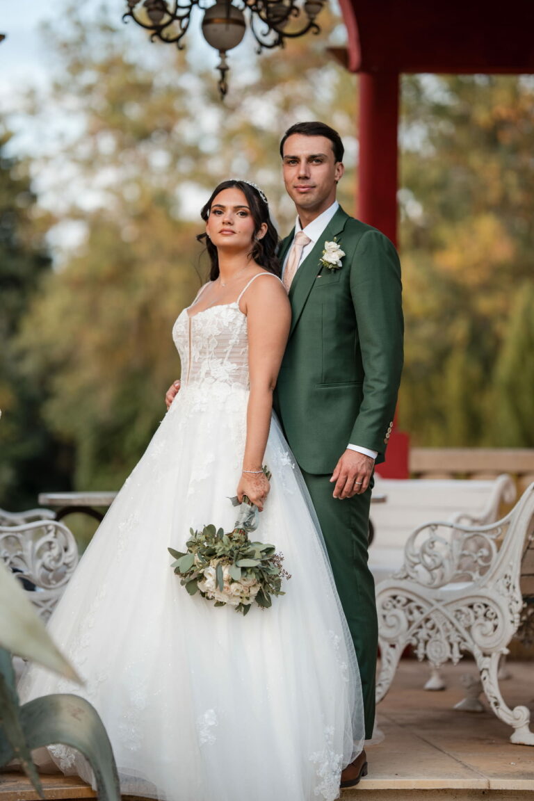 Portrait d’un couple de mariés élégants lors d’un mariage en Provence