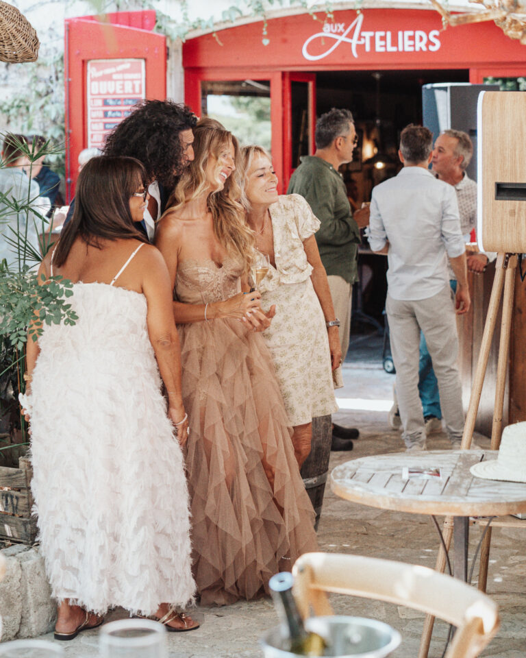 Invitées réunies pendant le cocktail d’un mariage en Provence