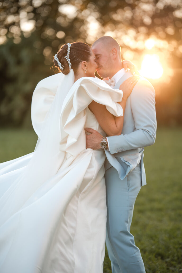 Couple de mariés s’embrassant à la lumière dorée lors d’un mariage en Provence